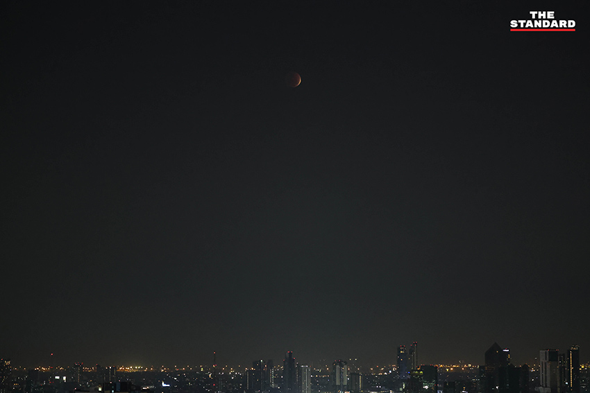 ภาพจันทรุปราคาเต็มดวง เผยให้เห็นดวงจันทร์ปรากฏเป็นสีแดงอิฐ หรือพระจันทร์สีเลือด ในคืนวันมาฆบูชา 2