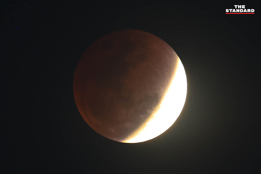 ภาพจันทรุปราคาเต็มดวง เผยให้เห็นดวงจันทร์ปรากฏเป็นสีแดงอิฐ หรือพระจันทร์สีเลือด ในคืนวันมาฆบูชา 3