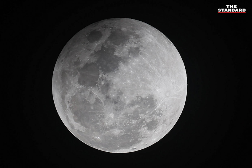 ภาพจันทรุปราคาเต็มดวง เผยให้เห็นดวงจันทร์ปรากฏเป็นสีแดงอิฐ หรือพระจันทร์สีเลือด ในคืนวันมาฆบูชา 5