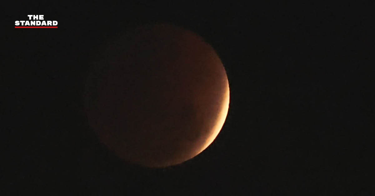 ภาพจันทรุปราคาเต็มดวง เผยให้เห็นดวงจันทร์ปรากฏเป็นสีแดงอิฐ หรือพระจันทร์สีเลือด ในคืนวันมาฆบูชา