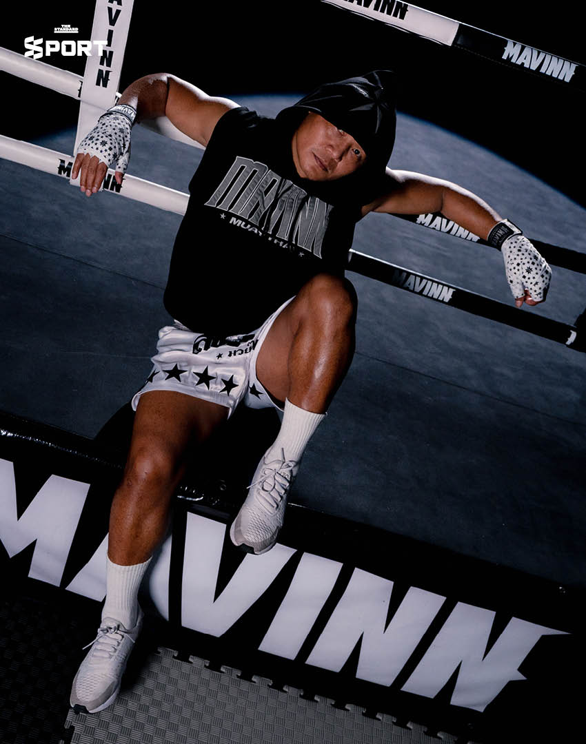 แสนชัย ดีน่ายิม ถ่ายภาพร่วมกับผู้บริหาร MAVINN MUAYTHAI GYM ในฐานะพรีเซนเตอร์คนแรกของแบรนด์ 2