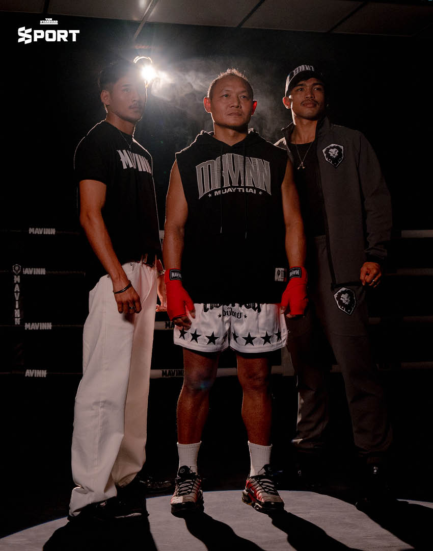 แสนชัย ดีน่ายิม ถ่ายภาพร่วมกับผู้บริหาร MAVINN MUAYTHAI GYM ในฐานะพรีเซนเตอร์คนแรกของแบรนด์ 3