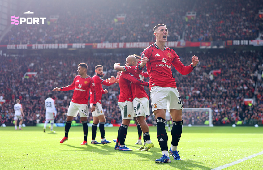 ภาพ ไมเคิล คาร์ริก ผู้จัดการทีม แมนเชสเตอร์ ยูไนเต็ด กำลังให้คำแนะนำข้างสนาม 1