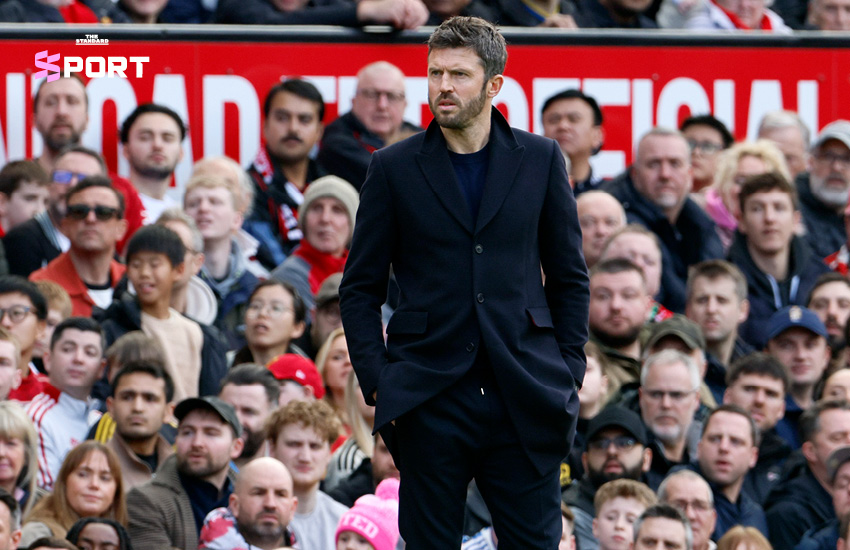 ภาพ ไมเคิล คาร์ริก ผู้จัดการทีม แมนเชสเตอร์ ยูไนเต็ด กำลังให้คำแนะนำข้างสนาม 2