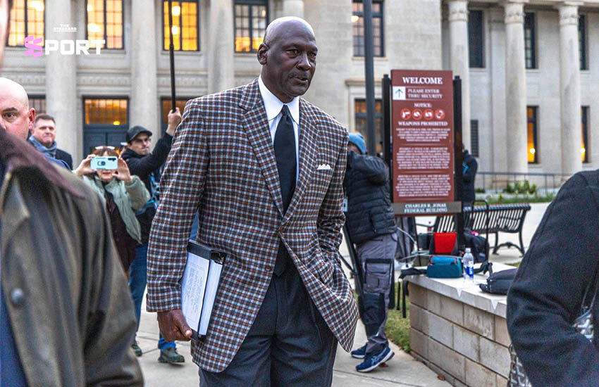 ไมเคิล จอร์แดน เจ้าของทีม 23XI Racing ในสนามแข่ง NASCAR 2