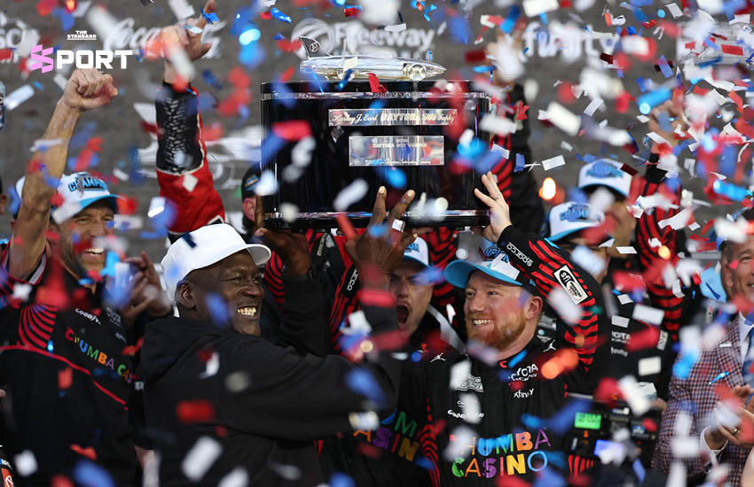 ไมเคิล จอร์แดน เจ้าของทีม 23XI Racing ในสนามแข่ง NASCAR 3