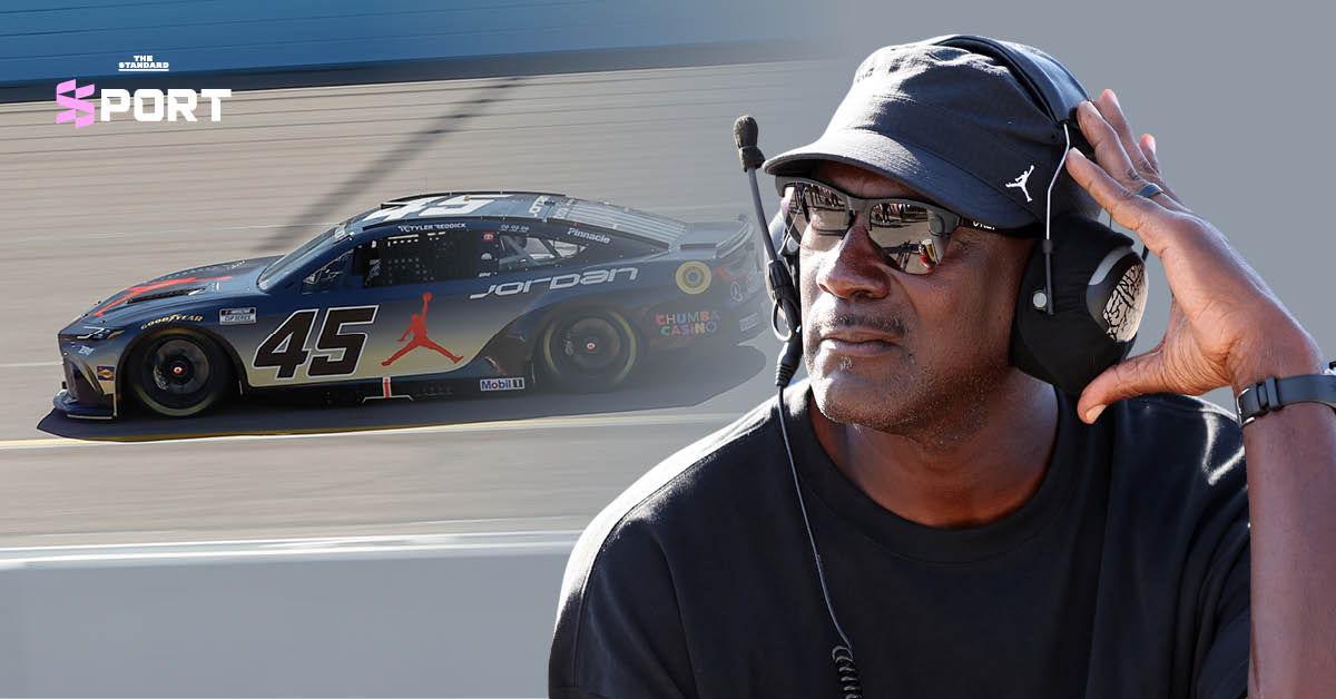 ไมเคิล จอร์แดน เจ้าของทีม 23XI Racing ในสนามแข่ง NASCAR