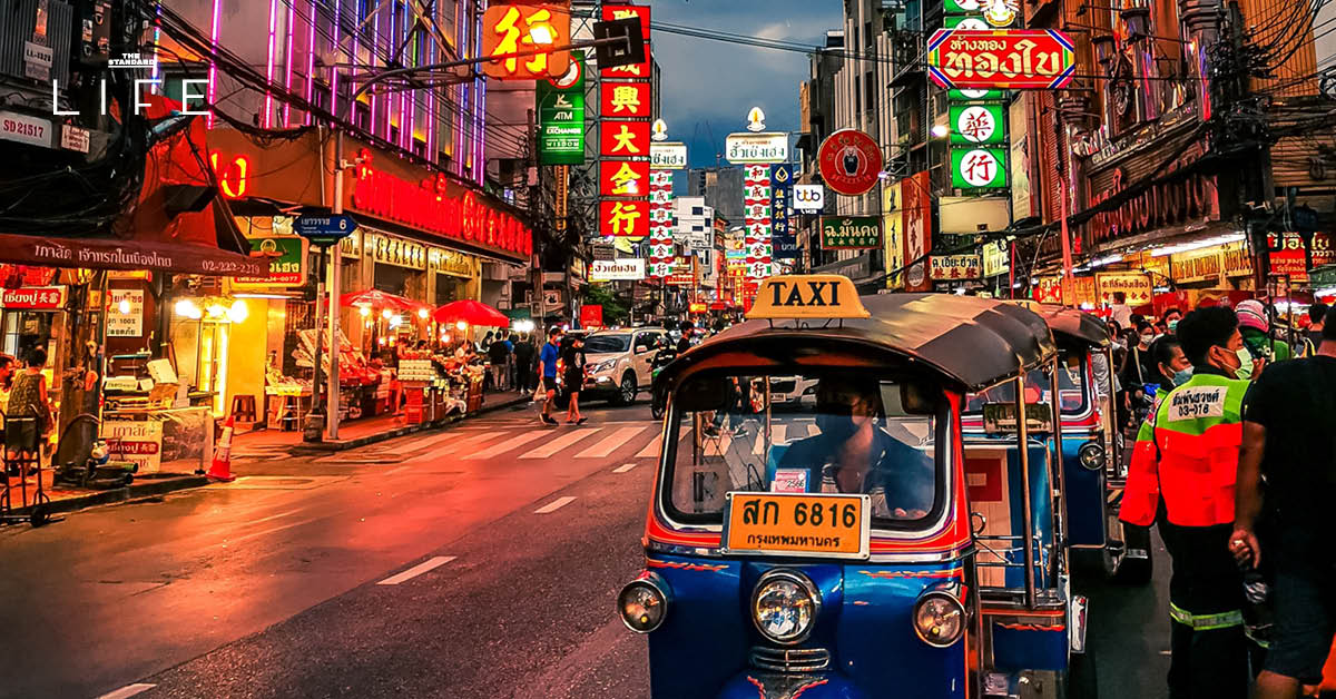 ภาพบรรยากาศยามค่ำคืนของร้านอาหารสตรีทฟู้ดในเยาวราช กรุงเทพฯ