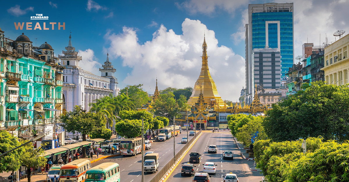 ภาพมุมกว้างของโรงงานปิโตรเคมีหรือสถานีก๊าซขนาดใหญ่ แสดงท่อส่งและถังเก็บสะท้อนถึงวิกฤตพลังงานในเอเชีย