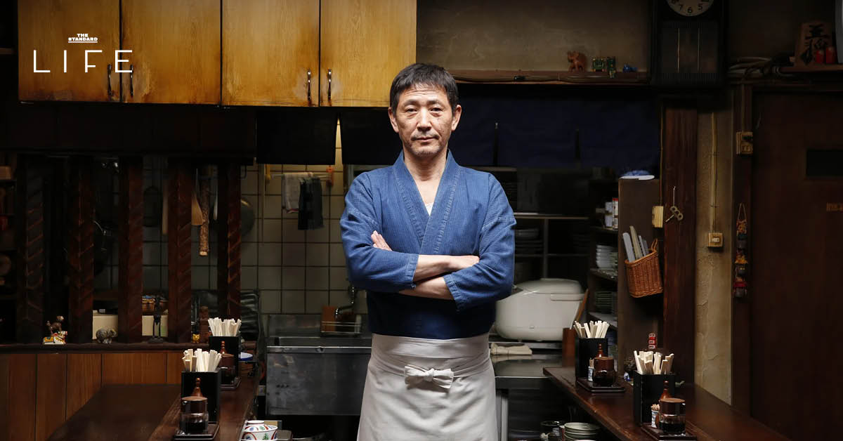 ภาพโปสเตอร์ซีรีส์ญี่ปุ่น ‘Midnight Diner’ แสดงบรรยากาศร้านอาหารยามดึก