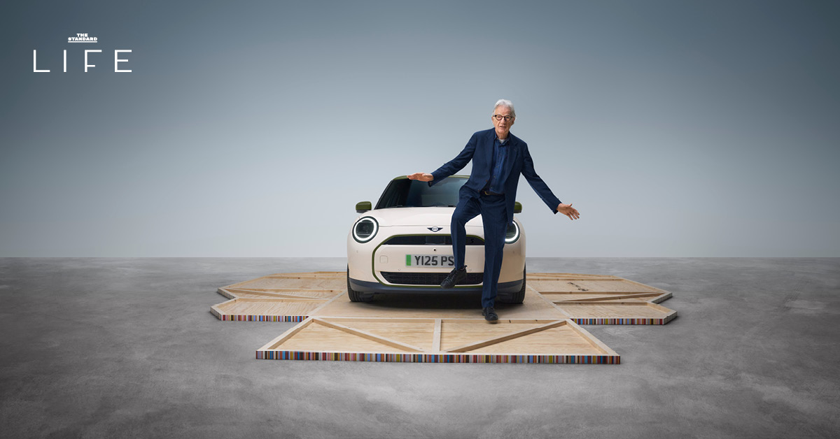 รถยนต์ไฟฟ้า MINI Paul Smith Edition สีเขียว Nottingham Green พร้อมแถบ Signature Stripe และดีไซน์เฉพาะตัว