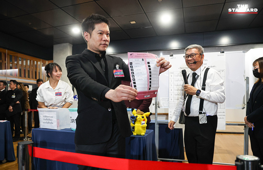 ภาพการจำลองการเลือกตั้ง โดยใช้บัตรก๋วยเตี๋ยวพร้อมบาร์โค้ด เพื่อทดสอบการสืบตัวตนผู้ลงคะแนน โดยมี สมชัย ศรีสุทธิยากร และตัวแทนภาคประชาชนเข้าร่วม 1