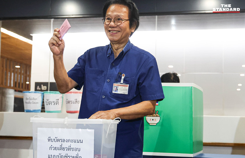 ภาพการจำลองการเลือกตั้ง โดยใช้บัตรก๋วยเตี๋ยวพร้อมบาร์โค้ด เพื่อทดสอบการสืบตัวตนผู้ลงคะแนน โดยมี สมชัย ศรีสุทธิยากร และตัวแทนภาคประชาชนเข้าร่วม 10