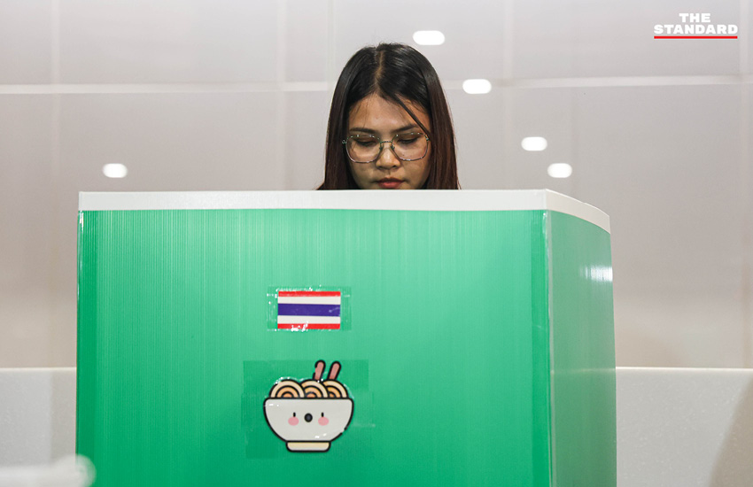 ภาพการจำลองการเลือกตั้ง โดยใช้บัตรก๋วยเตี๋ยวพร้อมบาร์โค้ด เพื่อทดสอบการสืบตัวตนผู้ลงคะแนน โดยมี สมชัย ศรีสุทธิยากร และตัวแทนภาคประชาชนเข้าร่วม 11