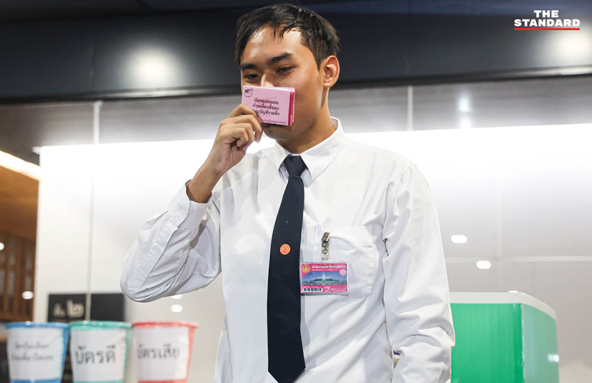 ภาพการจำลองการเลือกตั้ง โดยใช้บัตรก๋วยเตี๋ยวพร้อมบาร์โค้ด เพื่อทดสอบการสืบตัวตนผู้ลงคะแนน โดยมี สมชัย ศรีสุทธิยากร และตัวแทนภาคประชาชนเข้าร่วม 12