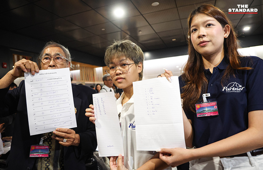 ภาพการจำลองการเลือกตั้ง โดยใช้บัตรก๋วยเตี๋ยวพร้อมบาร์โค้ด เพื่อทดสอบการสืบตัวตนผู้ลงคะแนน โดยมี สมชัย ศรีสุทธิยากร และตัวแทนภาคประชาชนเข้าร่วม 16