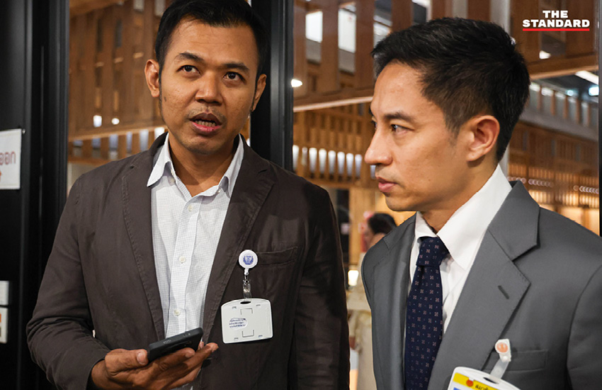 ภาพการจำลองการเลือกตั้ง โดยใช้บัตรก๋วยเตี๋ยวพร้อมบาร์โค้ด เพื่อทดสอบการสืบตัวตนผู้ลงคะแนน โดยมี สมชัย ศรีสุทธิยากร และตัวแทนภาคประชาชนเข้าร่วม 17