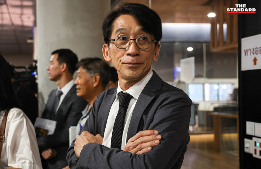 ภาพการจำลองการเลือกตั้ง โดยใช้บัตรก๋วยเตี๋ยวพร้อมบาร์โค้ด เพื่อทดสอบการสืบตัวตนผู้ลงคะแนน โดยมี สมชัย ศรีสุทธิยากร และตัวแทนภาคประชาชนเข้าร่วม 18