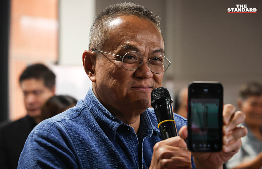 ภาพการจำลองการเลือกตั้ง โดยใช้บัตรก๋วยเตี๋ยวพร้อมบาร์โค้ด เพื่อทดสอบการสืบตัวตนผู้ลงคะแนน โดยมี สมชัย ศรีสุทธิยากร และตัวแทนภาคประชาชนเข้าร่วม 20