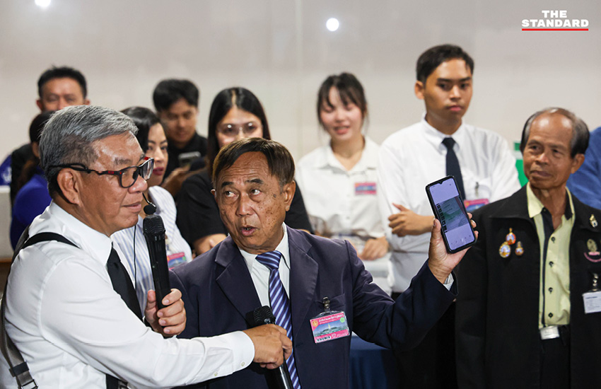 ภาพการจำลองการเลือกตั้ง โดยใช้บัตรก๋วยเตี๋ยวพร้อมบาร์โค้ด เพื่อทดสอบการสืบตัวตนผู้ลงคะแนน โดยมี สมชัย ศรีสุทธิยากร และตัวแทนภาคประชาชนเข้าร่วม 21