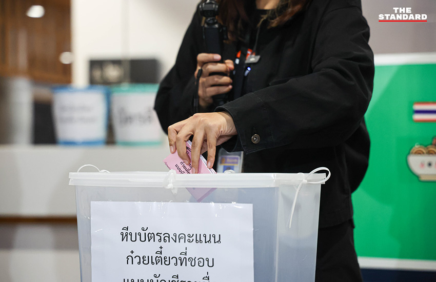 ภาพการจำลองการเลือกตั้ง โดยใช้บัตรก๋วยเตี๋ยวพร้อมบาร์โค้ด เพื่อทดสอบการสืบตัวตนผู้ลงคะแนน โดยมี สมชัย ศรีสุทธิยากร และตัวแทนภาคประชาชนเข้าร่วม 3