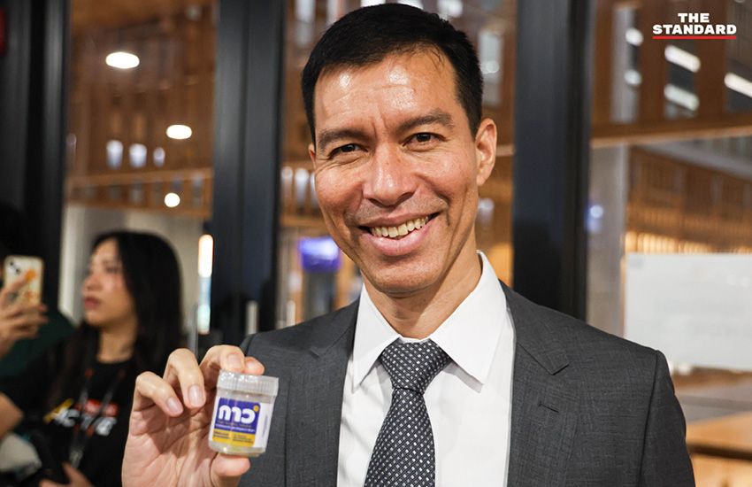 ภาพการจำลองการเลือกตั้ง โดยใช้บัตรก๋วยเตี๋ยวพร้อมบาร์โค้ด เพื่อทดสอบการสืบตัวตนผู้ลงคะแนน โดยมี สมชัย ศรีสุทธิยากร และตัวแทนภาคประชาชนเข้าร่วม 7