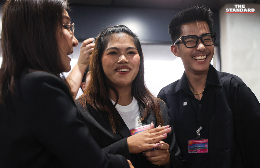 ภาพการจำลองการเลือกตั้ง โดยใช้บัตรก๋วยเตี๋ยวพร้อมบาร์โค้ด เพื่อทดสอบการสืบตัวตนผู้ลงคะแนน โดยมี สมชัย ศรีสุทธิยากร และตัวแทนภาคประชาชนเข้าร่วม 9