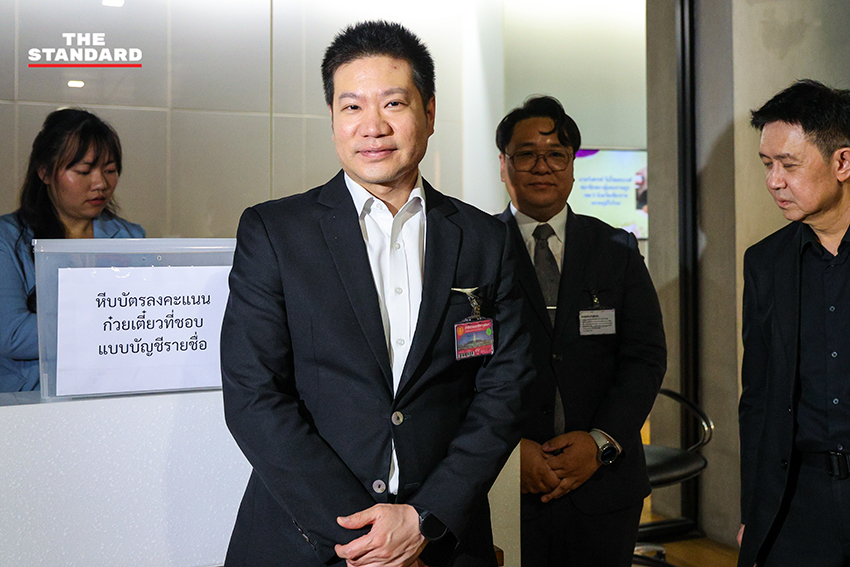 นรเศรษฐ์ ปรัชญากร สว. และคณะ ตรวจสอบสถานที่จัด 'เลือกตั้งจำลอง' พร้อมบัตรเลือกตั้งจำลอง เพื่อทดสอบระบบบาร์โค้ด 5