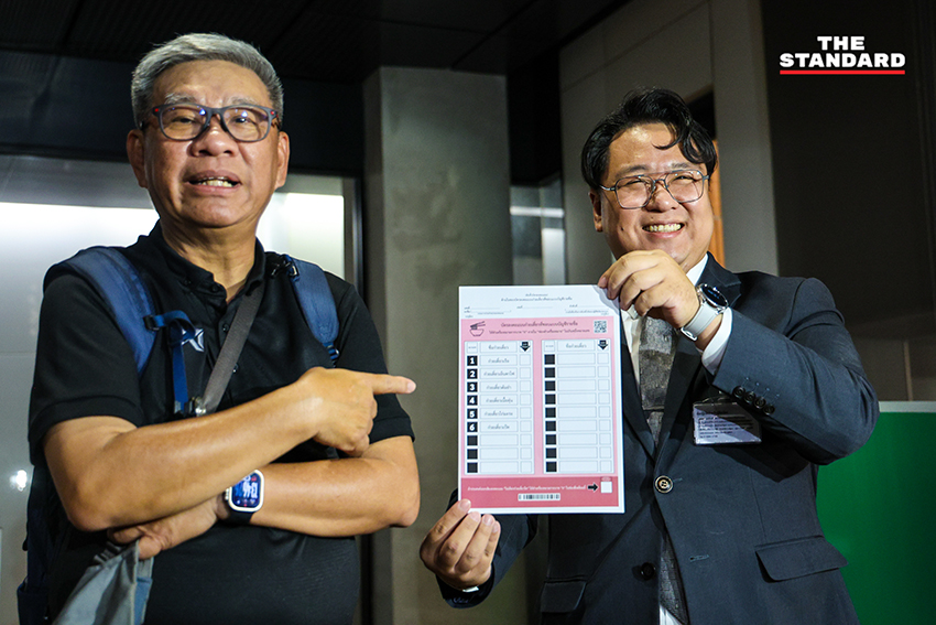 นรเศรษฐ์ ปรัชญากร สว. และคณะ ตรวจสอบสถานที่จัด 'เลือกตั้งจำลอง' พร้อมบัตรเลือกตั้งจำลอง เพื่อทดสอบระบบบาร์โค้ด 6