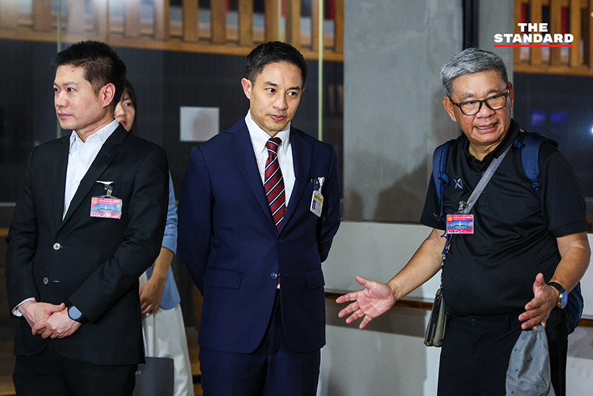 นรเศรษฐ์ ปรัชญากร สว. และคณะ ตรวจสอบสถานที่จัด 'เลือกตั้งจำลอง' พร้อมบัตรเลือกตั้งจำลอง เพื่อทดสอบระบบบาร์โค้ด 7