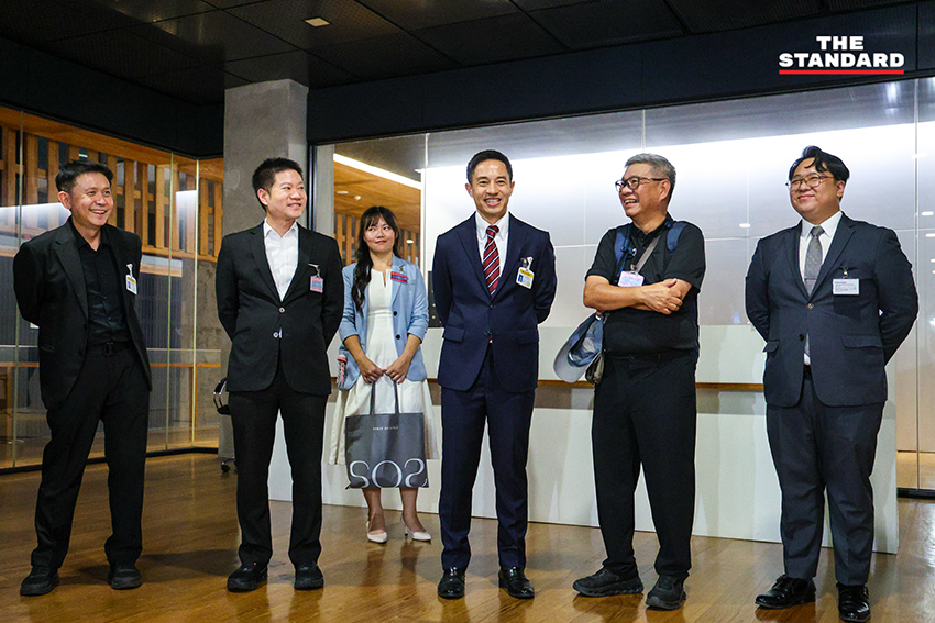 นรเศรษฐ์ ปรัชญากร สว. และคณะ ตรวจสอบสถานที่จัด 'เลือกตั้งจำลอง' พร้อมบัตรเลือกตั้งจำลอง เพื่อทดสอบระบบบาร์โค้ด 8