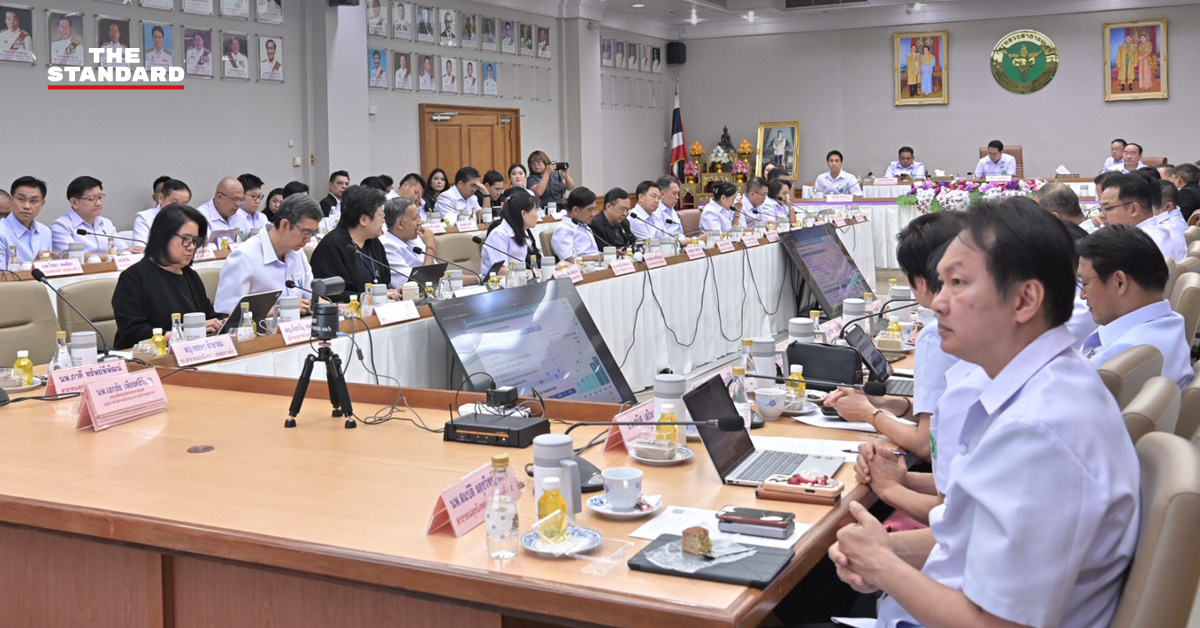 ภาพการประชุมผู้บริหารระดับสูงกระทรวงสาธารณสุข นำโดยพัฒนา พร้อมพัฒน์ รัฐมนตรีว่าการกระทรวงสาธารณสุข