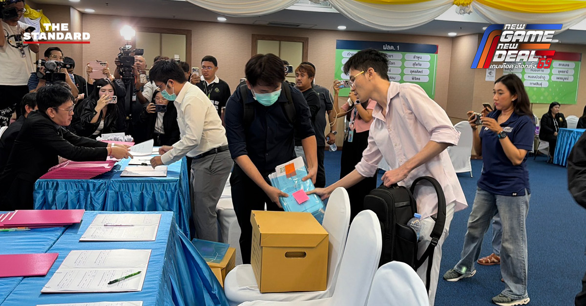 ภาพ สส. แบบแบ่งเขตและบัญชีรายชื่อทยอยเดินทางเข้ารับหนังสือรับรองจาก กกต. ณ สำนักงานคณะกรรมการการเลือกตั้ง