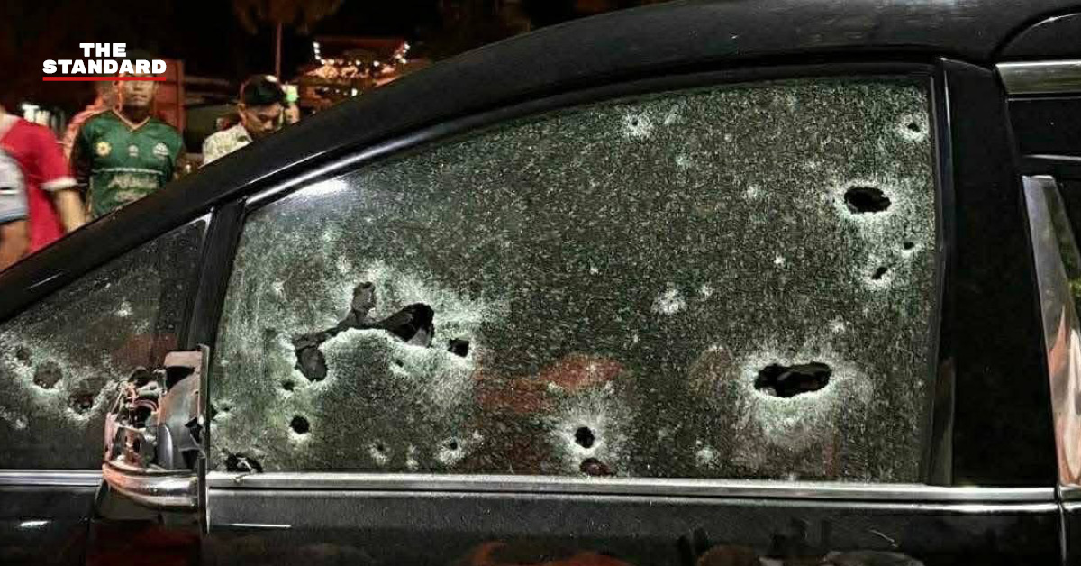 ภาพเจ้าหน้าที่คุมตัวผู้ต้องสงสัย 2 พ่อลูก คดียิงถล่มรถ สส. กมลศักดิ์