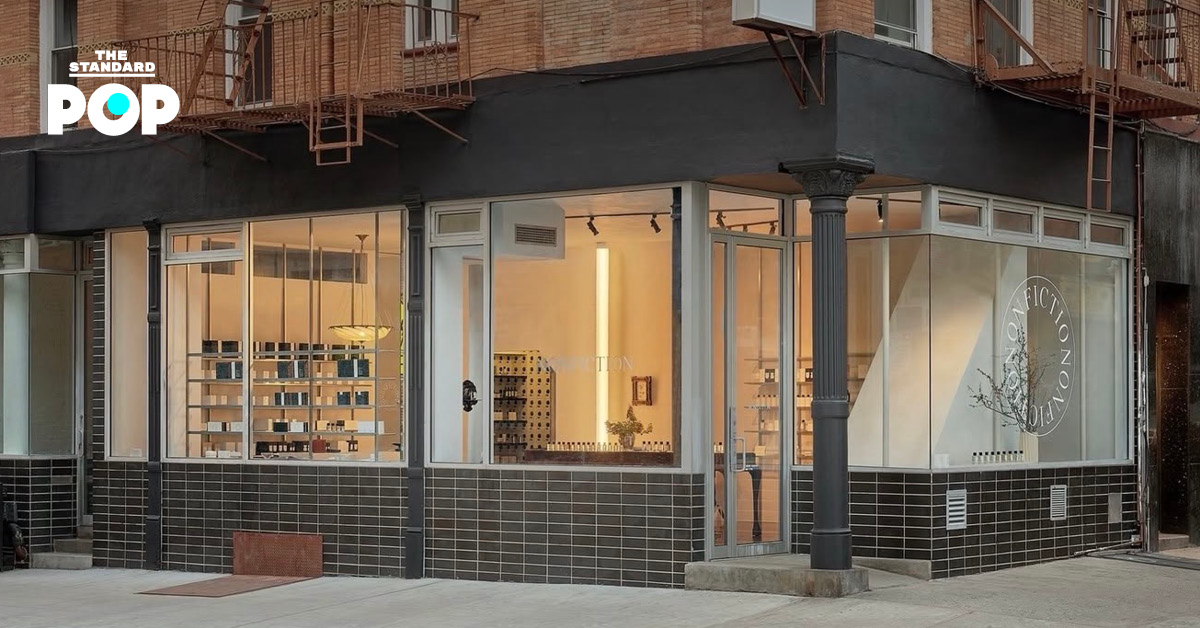 หน้าร้านของแบรนด์น้ำหอม NONFICTION ที่เปิดตัวในนิวยอร์ก สหรัฐอเมริกา