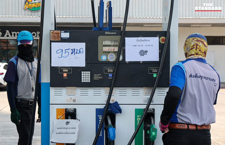 ภาพบรรยากาศปั๊มน้ำมันนนทบุรีที่มีมาตรการเข้มงวด ห้ามเติมน้ำมันใส่แกลลอน ดีเซลจำกัด 500 บาทต่อคัน 1
