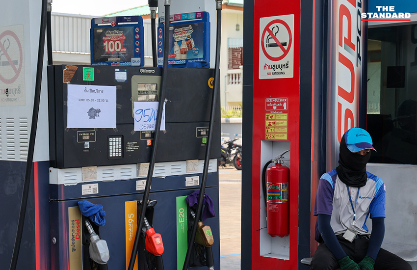 ภาพบรรยากาศปั๊มน้ำมันนนทบุรีที่มีมาตรการเข้มงวด ห้ามเติมน้ำมันใส่แกลลอน ดีเซลจำกัด 500 บาทต่อคัน 10