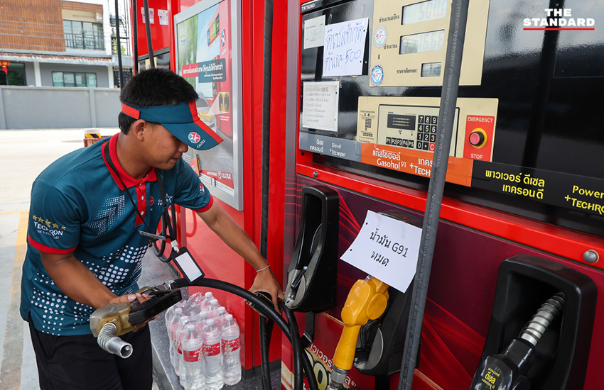 ภาพบรรยากาศปั๊มน้ำมันนนทบุรีที่มีมาตรการเข้มงวด ห้ามเติมน้ำมันใส่แกลลอน ดีเซลจำกัด 500 บาทต่อคัน 12
