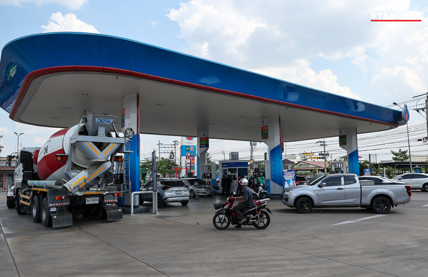 ภาพบรรยากาศปั๊มน้ำมันนนทบุรีที่มีมาตรการเข้มงวด ห้ามเติมน้ำมันใส่แกลลอน ดีเซลจำกัด 500 บาทต่อคัน 13