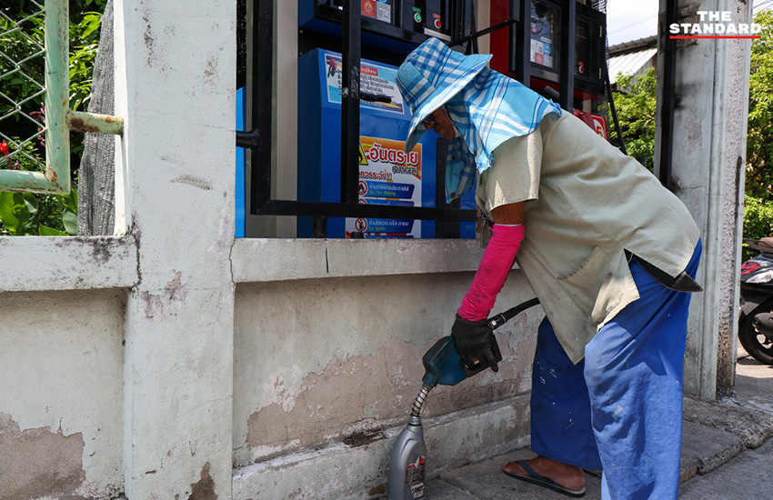 ภาพบรรยากาศปั๊มน้ำมันนนทบุรีที่มีมาตรการเข้มงวด ห้ามเติมน้ำมันใส่แกลลอน ดีเซลจำกัด 500 บาทต่อคัน 5