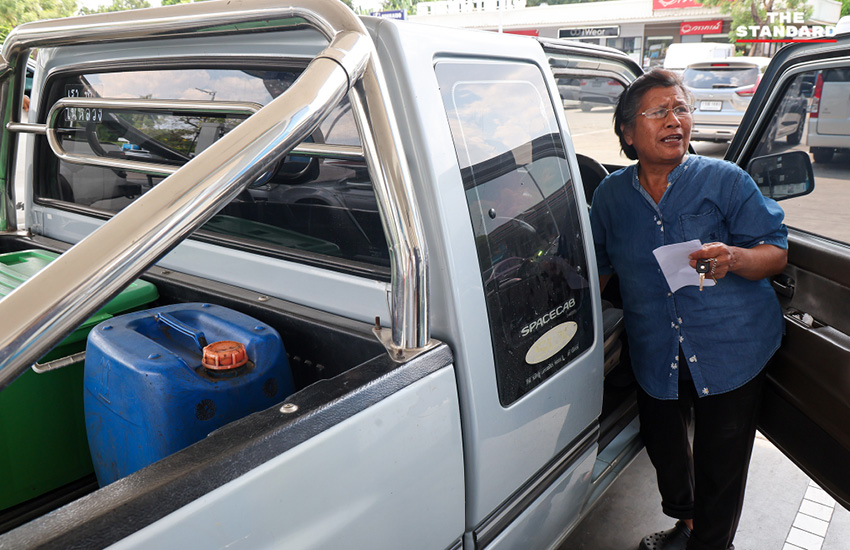 ภาพบรรยากาศปั๊มน้ำมันนนทบุรีที่มีมาตรการเข้มงวด ห้ามเติมน้ำมันใส่แกลลอน ดีเซลจำกัด 500 บาทต่อคัน 6