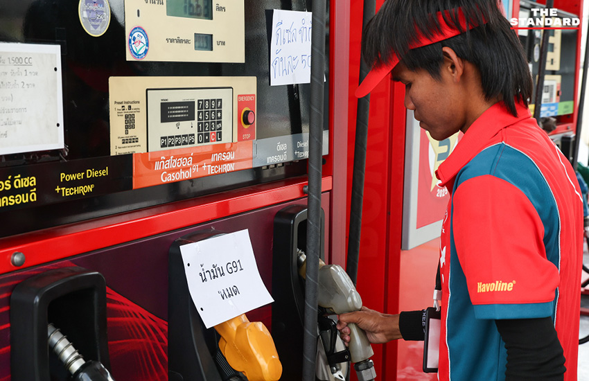 ภาพบรรยากาศปั๊มน้ำมันนนทบุรีที่มีมาตรการเข้มงวด ห้ามเติมน้ำมันใส่แกลลอน ดีเซลจำกัด 500 บาทต่อคัน 8