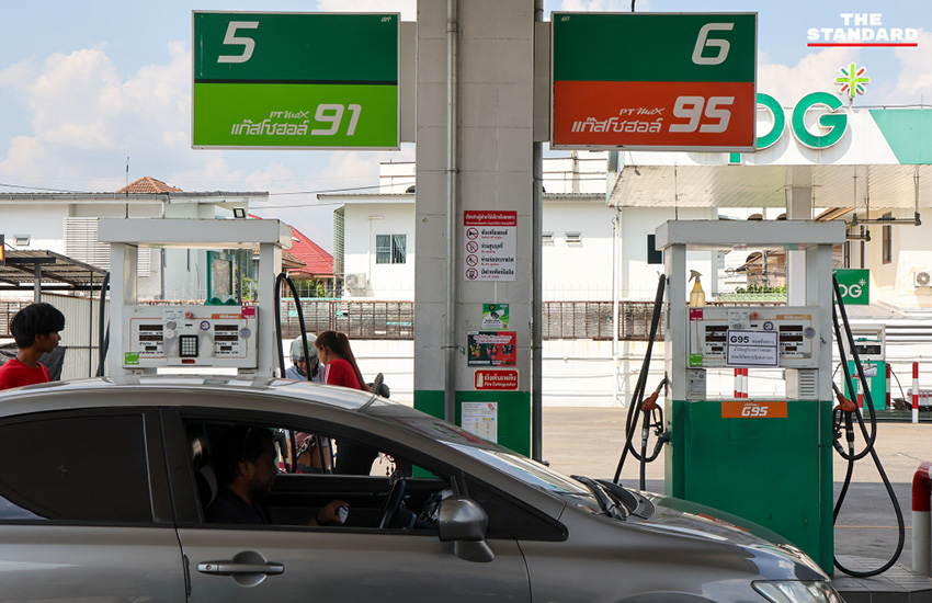 ภาพบรรยากาศปั๊มน้ำมันนนทบุรีที่มีมาตรการเข้มงวด ห้ามเติมน้ำมันใส่แกลลอน ดีเซลจำกัด 500 บาทต่อคัน 9