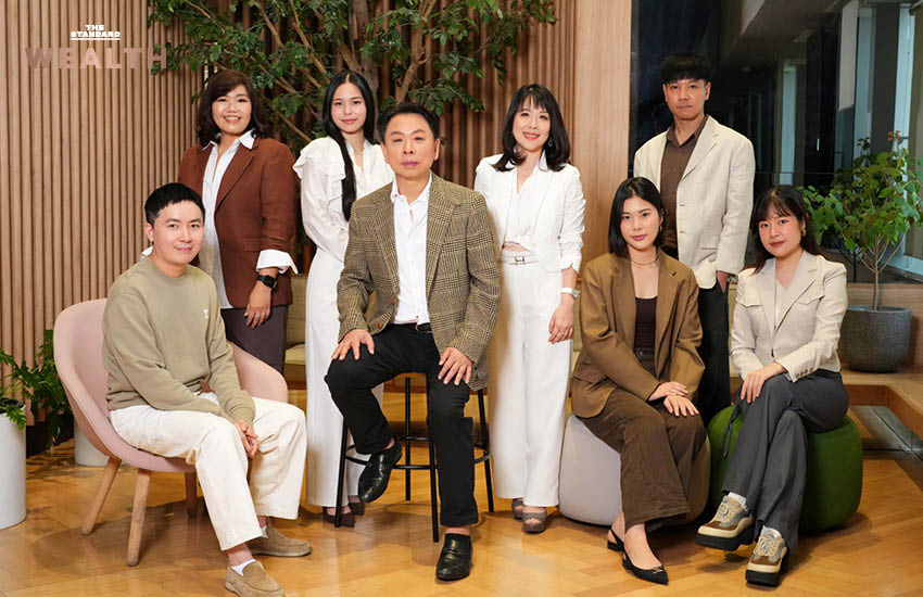 ธนกฤต ศรีพฤกษมาศ ผู้ก่อตั้ง Nose Tea ถ่ายภาพคู่เครื่องดื่มชาชีส พร้อมโลโก้จมูกสีเขียวอันเป็นเอกลักษณ์ของแบรนด์ 3