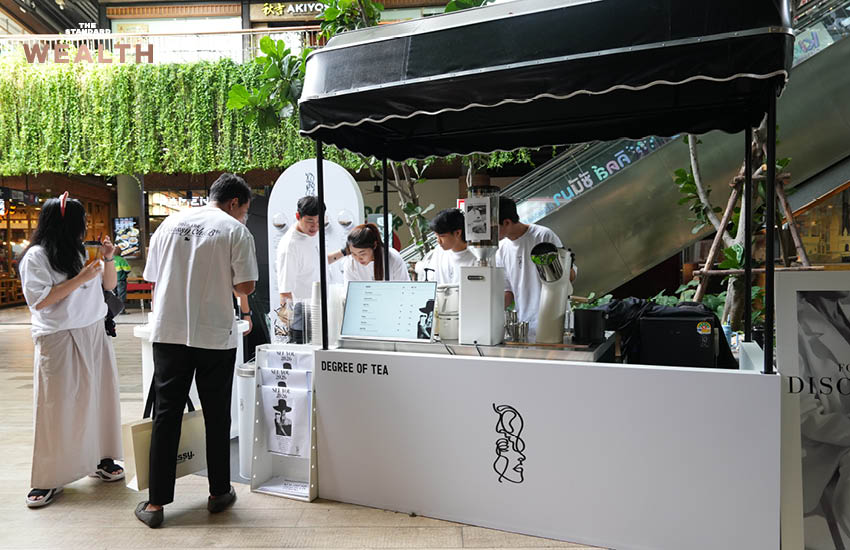 ธนกฤต ศรีพฤกษมาศ ผู้ก่อตั้ง Nose Tea ถ่ายภาพคู่เครื่องดื่มชาชีส พร้อมโลโก้จมูกสีเขียวอันเป็นเอกลักษณ์ของแบรนด์ 4