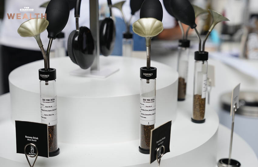 ธนกฤต ศรีพฤกษมาศ ผู้ก่อตั้ง Nose Tea ถ่ายภาพคู่เครื่องดื่มชาชีส พร้อมโลโก้จมูกสีเขียวอันเป็นเอกลักษณ์ของแบรนด์ 5