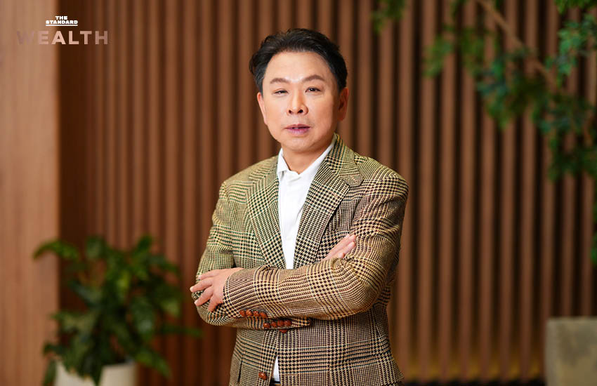 ธนกฤต ศรีพฤกษมาศ ผู้ก่อตั้ง Nose Tea ถ่ายภาพคู่เครื่องดื่มชาชีส พร้อมโลโก้จมูกสีเขียวอันเป็นเอกลักษณ์ของแบรนด์ 8