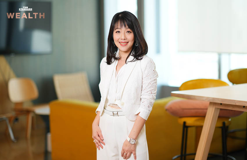 ธนกฤต ศรีพฤกษมาศ ผู้ก่อตั้ง Nose Tea ถ่ายภาพคู่เครื่องดื่มชาชีส พร้อมโลโก้จมูกสีเขียวอันเป็นเอกลักษณ์ของแบรนด์ 9