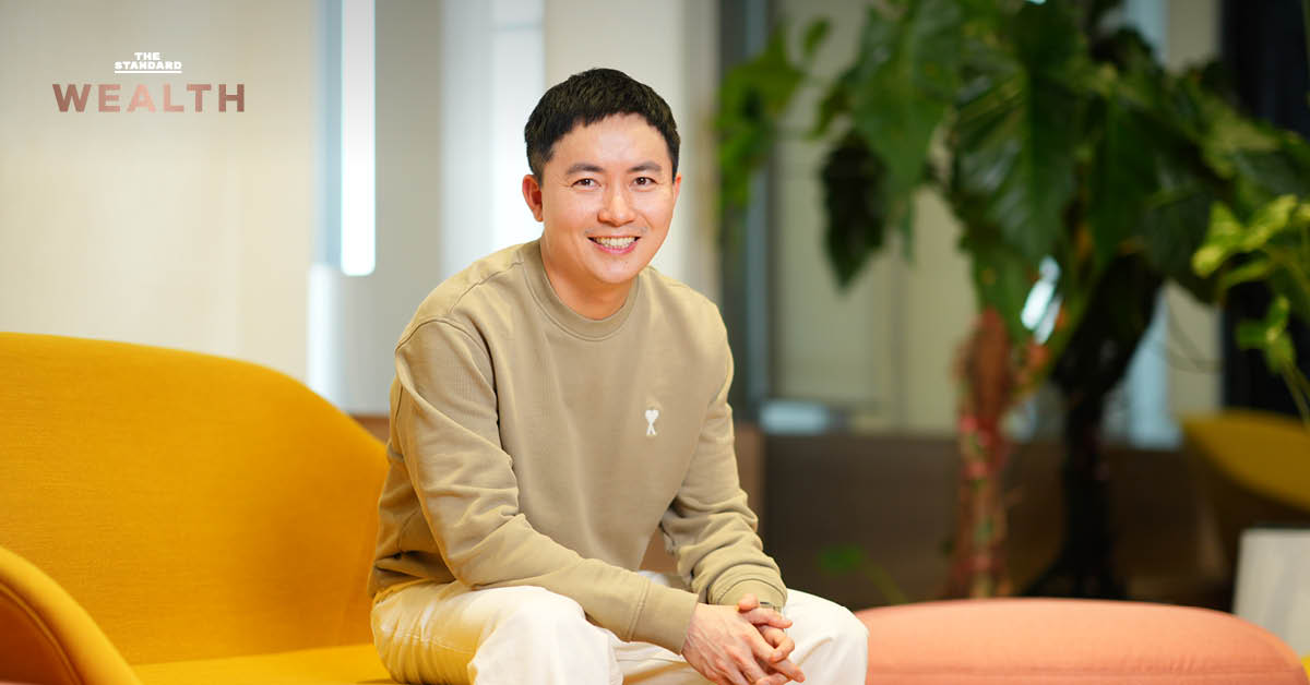 ธนกฤต ศรีพฤกษมาศ ผู้ก่อตั้ง Nose Tea ถ่ายภาพคู่เครื่องดื่มชาชีส พร้อมโลโก้จมูกสีเขียวอันเป็นเอกลักษณ์ของแบรนด์