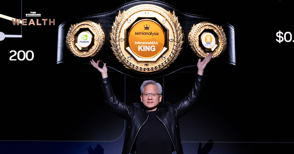 เจนเซน หวง ซีอีโอ Nvidia กล่าวสุนทรพจน์บนเวที พร้อมข้อความคาดยอดขายทะลุ 1 ล้านล้านดอลลาร์และชิป AI อวกาศ